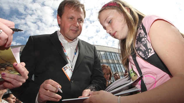 Generln editel esk televize Petr Dvok rozdval festivalovm nvtvnkm podpisy.