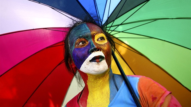 LGBT. V Indonsii se v posledn kvtnov den konal protest za rovn prva pro lesby, gaye, bisexuly a transsexuly. Sexuln meniny v nejlidnatj muslimsk zemi asto el diskriminaci a urkm.