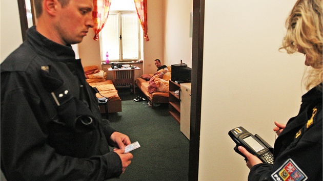Policejn ztah v ostravsk ubytovn Karin. (29. kvtna 2013)