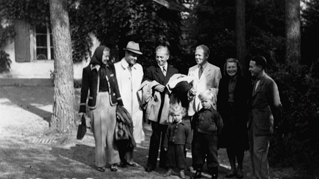 Miloš Havel (v bílém saku bez klobouku) na společném snímku na Havlově s malým Milošem a Václavem Havlem (větší z chlapců). Vlevo s šátkem je herečka Nataša Gollová. 
