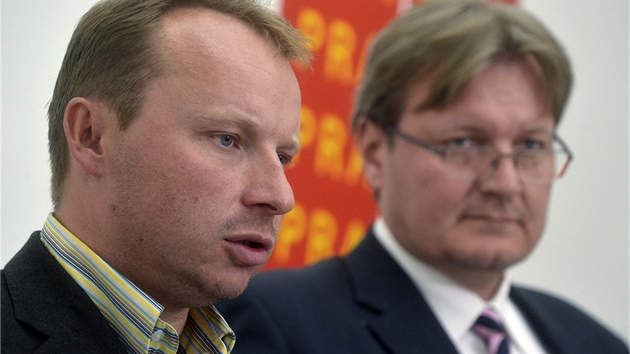 �éf zastupitel� �SSD Miroslav Poche (vlevo) a zastupitel Daniel Hodek oznamují,