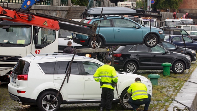 Odtahov sluba spolu s mstskou polici odtahovala auta z nplavky u Vltavy kvli vyhlenmu povodovmu stavu.