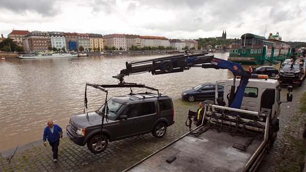 Odtahov sluba spolu s mstskou polici odtahovala auta z nplavky u Vltavy kvli vyhlenmu povodovmu stavu.