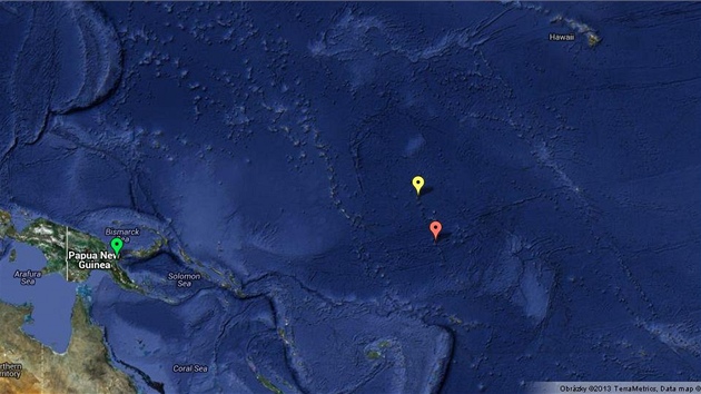 Mapa Tichomoří, kde v roce 1937 zmizelo letadlo Amelie Earhartové. Zelená šipka - Lae v Nové Guineji, odkud Earhartová naposled vzlétla. Žlutá šipka - Howlandův ostrov, kde měla přistát. Červená šipka - atol Nikumaroro, místo pravděpodobného nálezu trosek letadla.