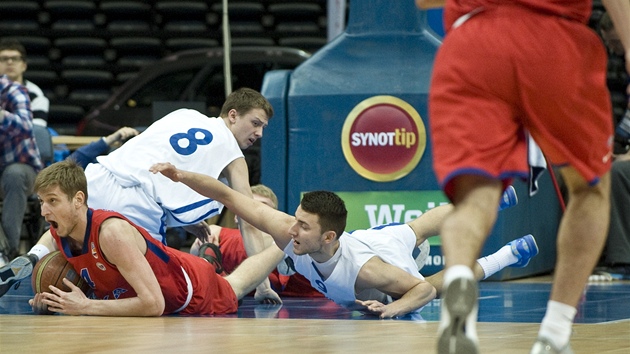 et juniort reprezentanti Luk Fetr (8) a Petr afark bojuj o m v duelu se zlonm tmem CSKA Moskva.