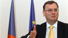 Premiér Petr Neas bhem rozhovoru pro MF DNES (31. kvtna 2013)