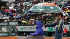 OTRAVNÝ DÉ. Poasí trápilo na Roland Garros i tenisovou jedniku Novaka