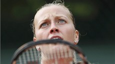 eská tenistka Petra Kvitová se chystá podávat ve 2. kole Roland Garros.