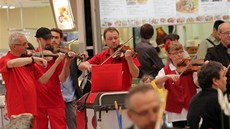 Flash mob brnnské filharmonie v prodejní galerii Vakovka 