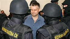 Ji�í Kajínek u Krajského soudu v Plzni (18. �ervence 2005)