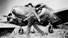 Amelia Earhartová a její Lockheed Electra 10E v roce 1937