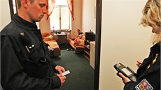 Policejní zátah v ostravské ubytovně Karin. (29. května 2013)
