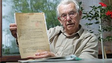 Pam�tník Richard Smola ukazuje dekret, který jeho rodina dostala s tím, �e se...