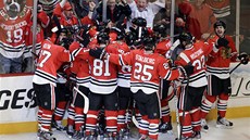 Hokejisté Chicaga se radují z rozhodující výhry nad Detroitem.