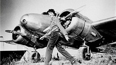 Amelia Earhartová se svým letounem Lockheed Electra 10E