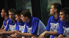 Čeští juniorští reprezentanti sledují z lavičky vývoj zápasu s Austrálií.