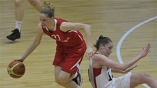 eská basketbalistka Alena Hanuová (v erveném) bhem utkání s Kanadou.