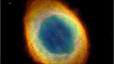 Prstencová mlhovina vznikla kolem hvzdy, kterou s trochou snahy mete vidt v...