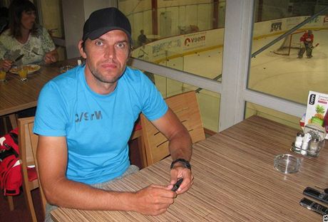 Pavel Padrnos ve sportovním baru, který v Brn provozuje.