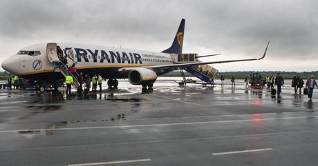 V roce 2013 zaal Ryanair pravideln létat na lince z Monova do Londýna. Brzy to moná bude jediný stálý spoj.