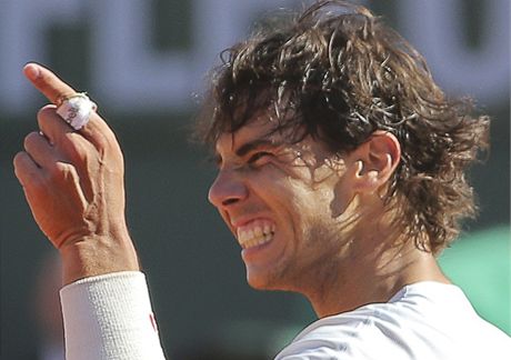 SOUT̎IVÝ HRÁ. Vle po vítzství pomáhá Rafaelu Nadalovi nejen v tenisových, ale i v karetních bitvách.