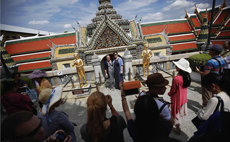 Turisté na prohlídce Královského paláce v thajském Bangkoku. Tato zem uchvátila i krajského radního Zdeka Chláda. Ilustraní snímek.