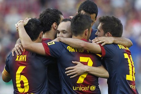 Fotbalisté Barcelony oslavují jeden ze ty gól do sít Málagy.