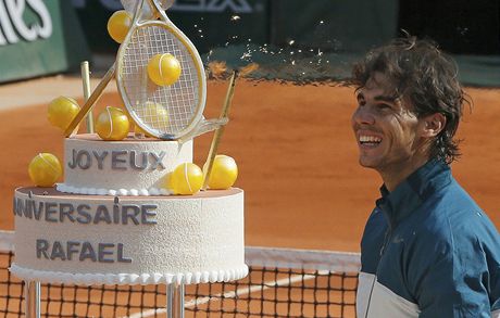 DORT PRO RAFU. panlský tenista s úsmvem hledí na dort, který dostal od poadatel k 27. narozeninám.