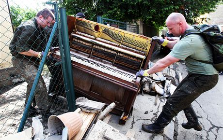 V jednom z dom v Lahovikách pod vodou zmizel i klavír (7. ervna 2013)