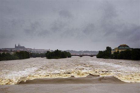 Na rozvodnné Vltav v Praze tém nejsou vidt jednotlivé jezy. (3. ervna...