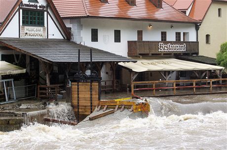 Rozvodnná Vltava vyplavila loni v ervnu i historické centrum eského Krumlova.