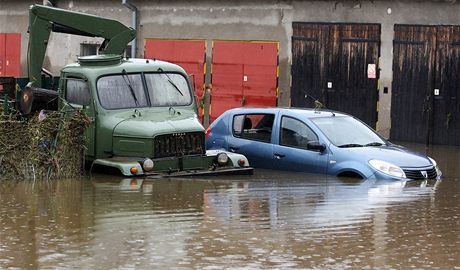 Zaplavená auta v eském Krumlov (3. ervna 2013)