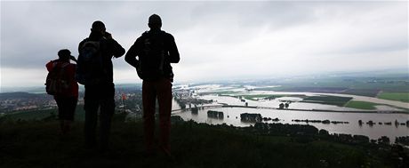Lidé pozorují následky povodn v roce 2013 z Radobýlu u Litomic. 