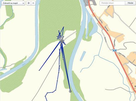 Kapsle s GPS trackerem se zasekla na kraji lesa u soutoku Vltavy a Labe