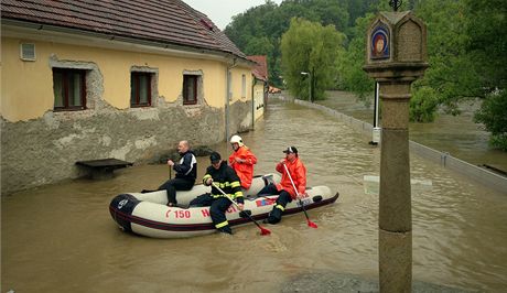 Domy v bechyské tvrti Záeí nezachránily ani protipovodové zábrany.