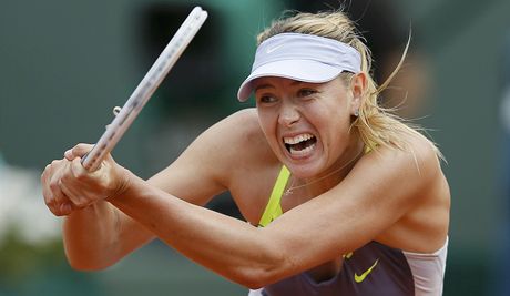 TAKHLE TO ZVLÁDNU. Maria arapovová v prbhu finále Roland Garros proti Seren...