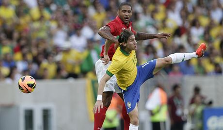 Brazilec Filipe Luis (dole) v souboji s Anglianem Glenem Johnsonem. 