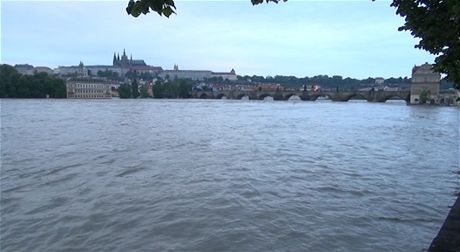 Vltava se po povodních vzpamatuje bez cizí pomoci.