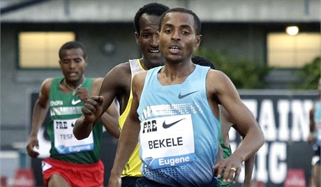 Etiopan Kenenisa Bekele dobíhá na mítinku Diamantové ligy v americkém Eugene