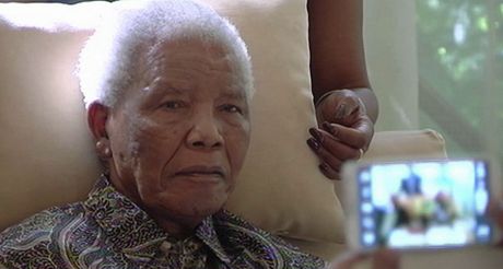 Nelson Mandela na snímku z konce dubna 2013, ti týdny po proputní z nemocnice