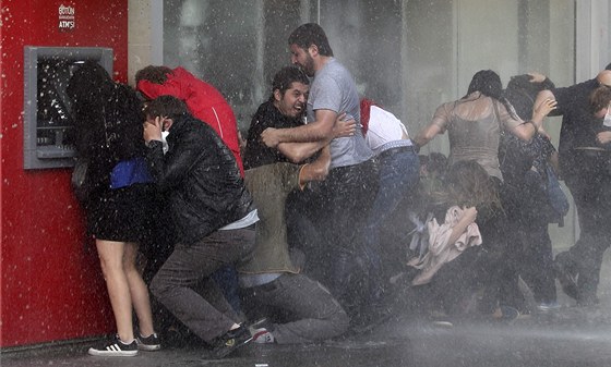 Plný zásah. Turecká policie v Ankae proti demonstrantm nasadila vodní dla