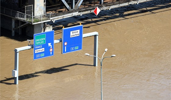 Silnice na Prahu v Ústí nad Labem zstává zatopená