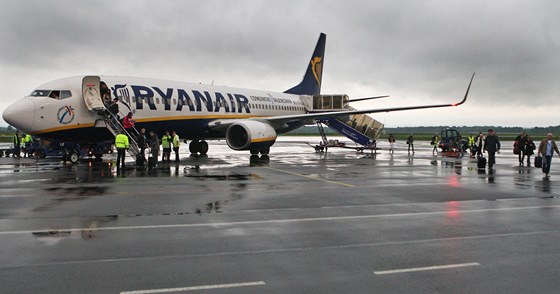 Letadlo společnosti Ryanair po přistání na ostravském Letišti Leoše Janáčka....