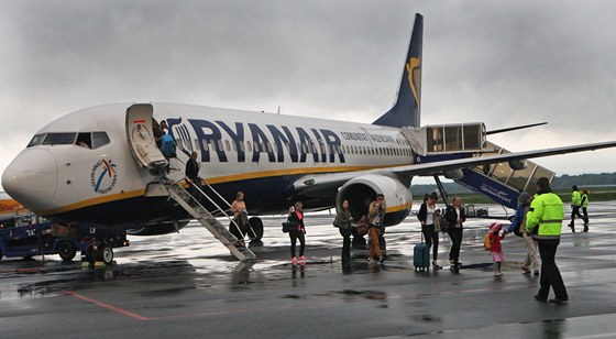 Od poloviny června létá z Mošnova pravidelná linka společnosti Ryanair do Londýna.