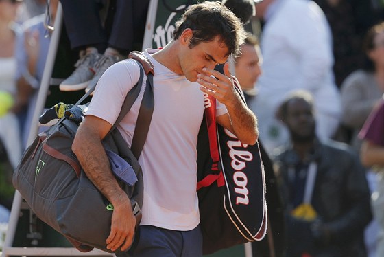 ODCHOD ZE SCÉNY. výcarský tenista Roger Federer se louí s Roland Garros ve
