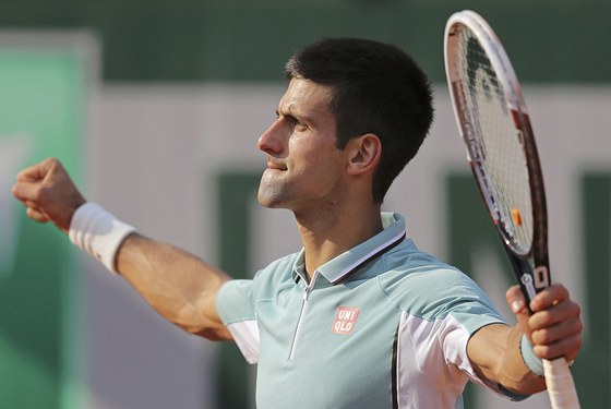 JDU DÁL. Srbský tenista Novak Djokovi slaví postup do semifinále Roland Garros.