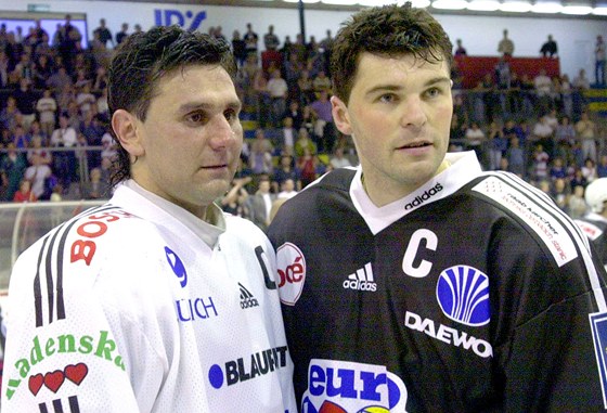 MLUVILI SPOLU. Trenér eské hokejové reprezentace Vladimír Rika je v kontaktu s Jaromírem Jágrem, ale 42letý veterán úast na MS zatím nepotvrdil.