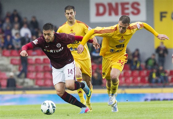 CHYTE HO! Sparanský útoník Václav Kadlec se snaí vysmýknout bránícím hrám