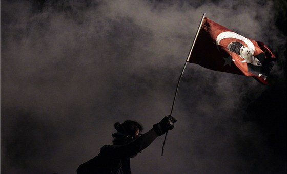 Protesty na Taksimském námstí v Istanbulu pokraovaly i v noci z pondlí na...