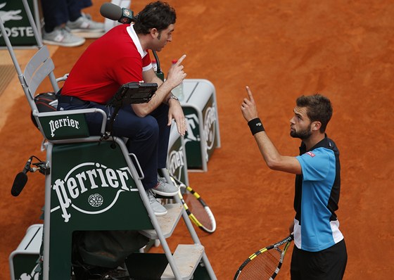 Francouzský tenista Benoit Paire se v zápase 3. kola French Open pe se